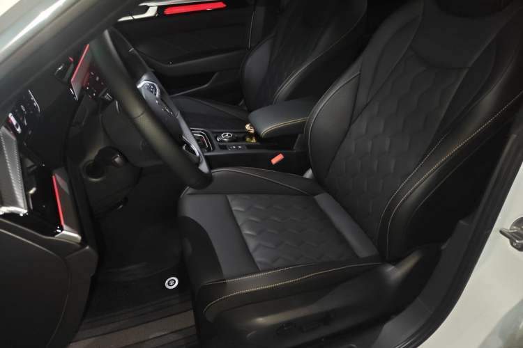 Used Volkswagen FAW-Volkswagen CC 2026 Model, 30 Million Units—Selected, 380TSI, Dazzling Left Front Seat
