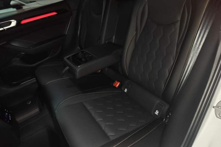 Used Volkswagen FAW-Volkswagen CC 2026 Model, 30 Million Units—Selected, 380TSI, Dazzling Left Rear Seat