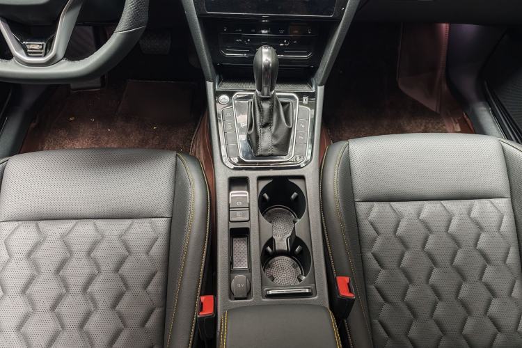 Used Volkswagen FAW-Volkswagen CC 2026 Model, 30 Million Units—Selected, 380TSI, Dazzling Gear Lever