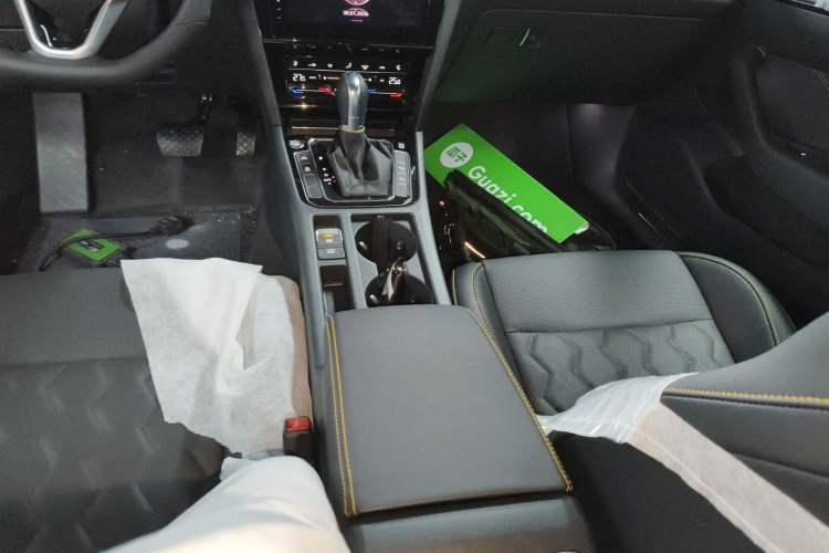 Used Volkswagen FAW-Volkswagen CC 2026 Model, 30 Million Units—Selected, 380TSI, Dazzling Gear Lever