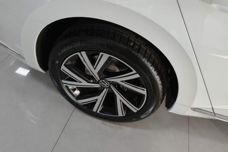 Used Volkswagen FAW-Volkswagen CC 2026 Model, 30 Million Units—Selected, 330TSI, Glamorous Right Rear Wheel Hub