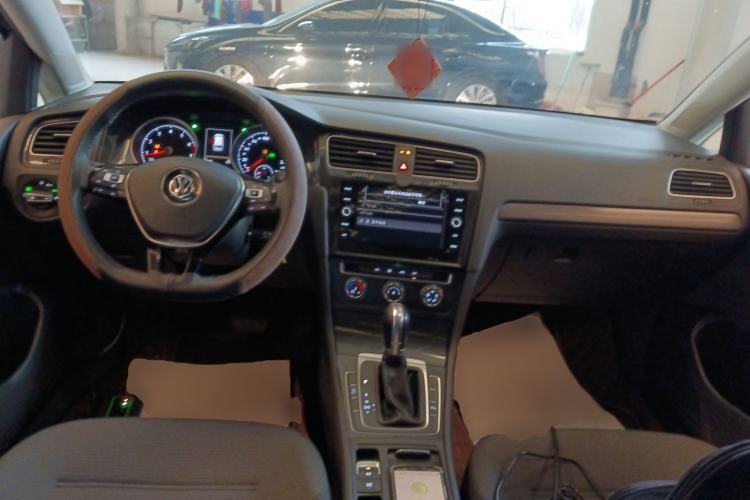 Used Volkswagen Golf 2019 1.8TSI Travel Edition Center Console