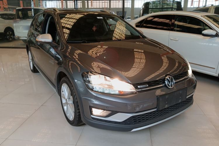 Used Volkswagen Golf 2019 1.8TSI Travel Edition Front Right 45 Deg