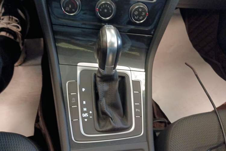 Used Volkswagen Golf 2019 1.8TSI Travel Edition Gear Lever