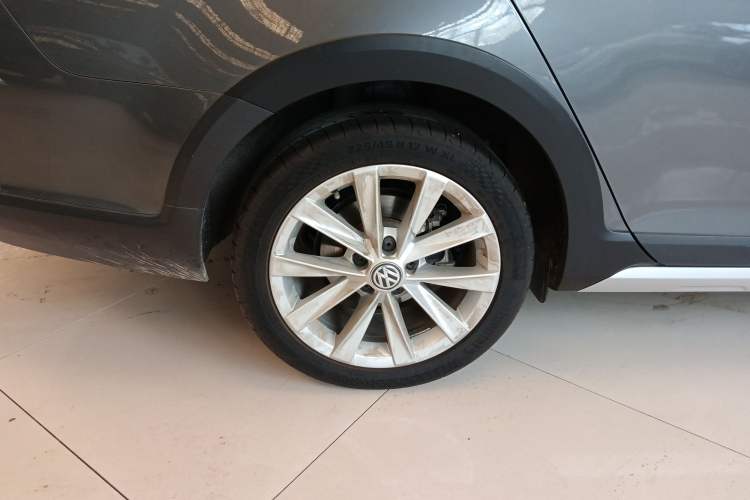Used Volkswagen Golf 2019 1.8TSI Travel Edition Right Rear Wheel Hub