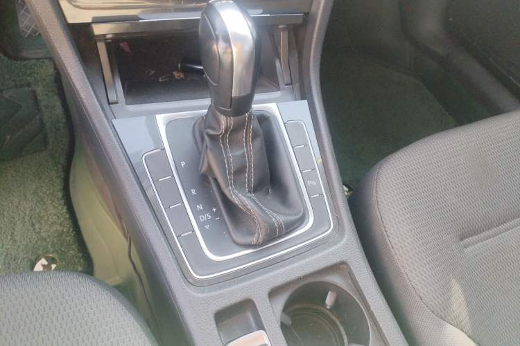 Used Volkswagen Golf 2017 230TSI Automatic Comfort Edition – Celebrating Milestone of One Million Units Gear Lever