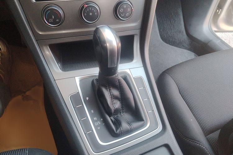 Used Volkswagen Golf 2016 1.6L Automatic Fashion Model Gear Lever