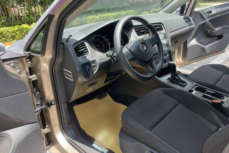Used Volkswagen Golf 2016 1.6L Automatic Fashion Model Interior 2