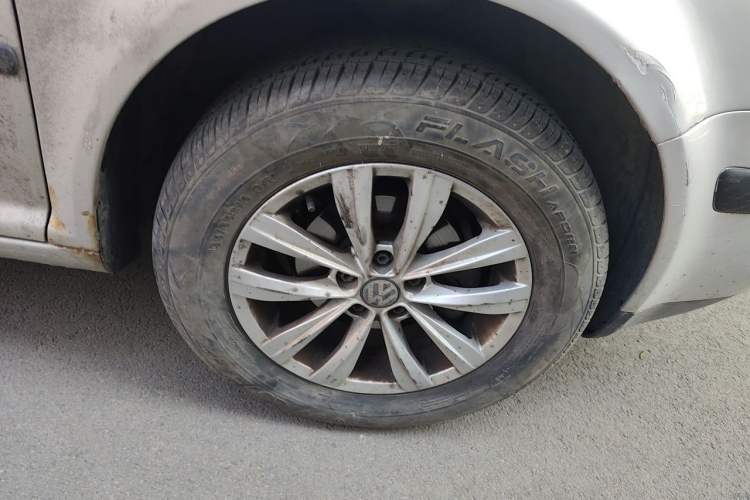 Used Volkswagen Golf 2004 1.6 Manual Fashion Model Right Front Wheel Hub