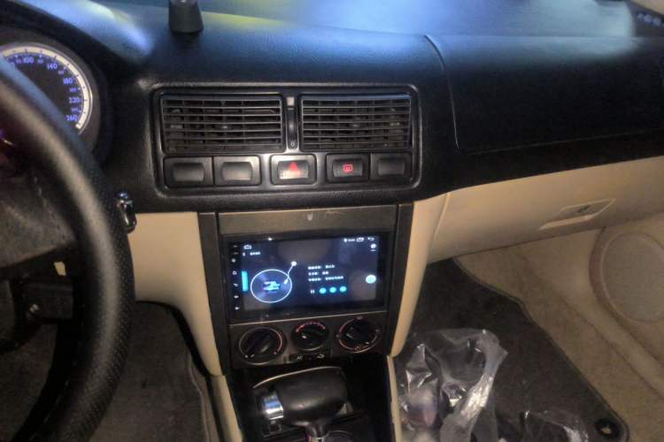Used Volkswagen Golf 2005 1.8 Automatic Comfort Model Audio And AC Panel