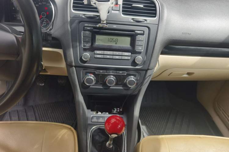 Used Volkswagen Golf 2010 1.4 TSI Manual Comfort Model Audio And AC Panel