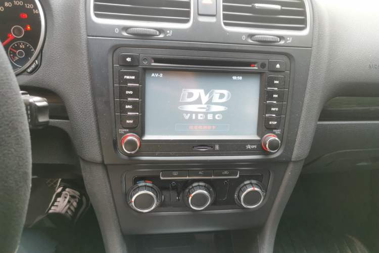 Used Volkswagen Golf 2010 1.6 Automatic Comfort Edition Audio And AC Panel