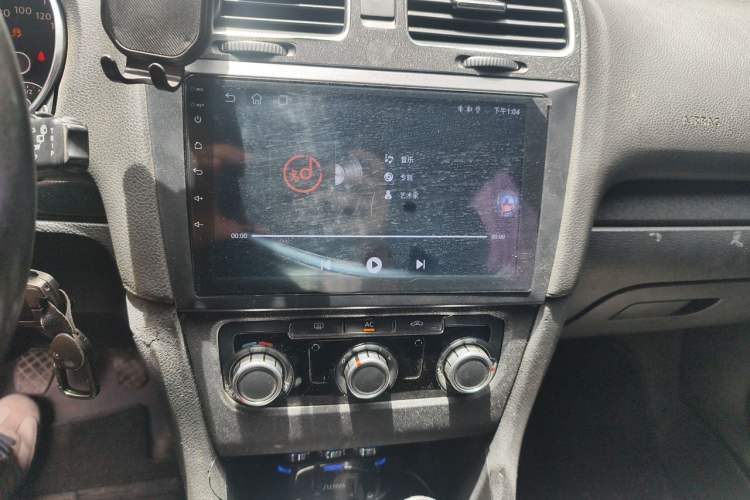 Used Volkswagen Golf 2010 1.6 Manual Fashion Model Audio And AC Panel