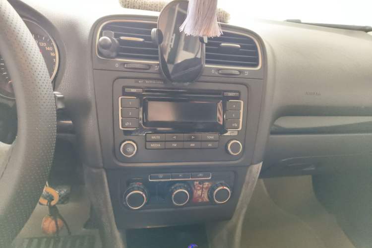 Used Volkswagen Golf 2010 1.6 Automatic Comfort Edition Audio And AC Panel