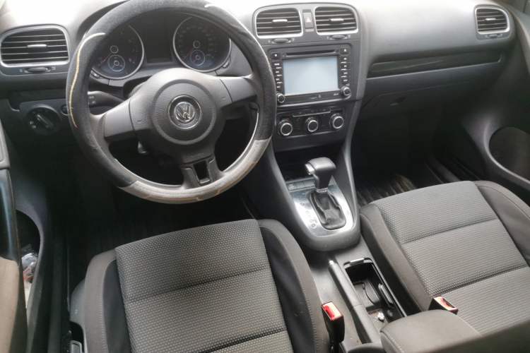 Used Volkswagen Golf 2010 1.6 Automatic Comfort Edition Center Console