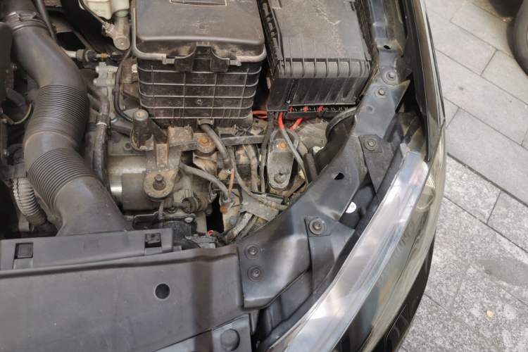 Used Volkswagen Golf 2010 1.6 Automatic Comfort Edition Engine Bay Left