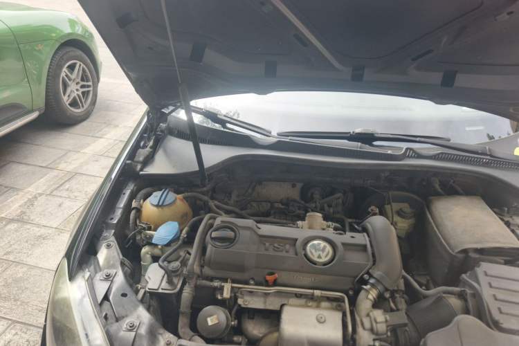 Used Volkswagen Golf 2010 1.4 TSI Manual Comfort Model Engine Bay Right