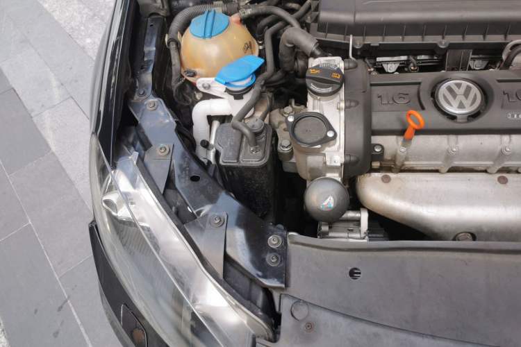 Used Volkswagen Golf 2010 1.6 Automatic Comfort Edition Engine Bay Right