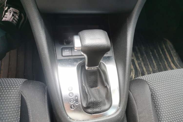 Used Volkswagen Golf 2010 1.6 Automatic Comfort Edition Gear Lever