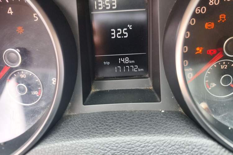 Used Volkswagen Golf 2010 1.6 Manual Fashion Model Odometer Close Up
