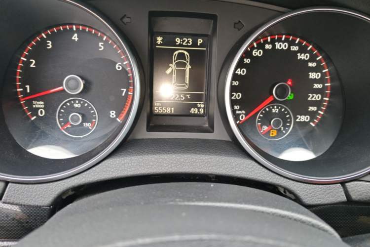 Used Volkswagen Golf 2010 1.4 TSI Automatic Comfort Model Odometer Close Up