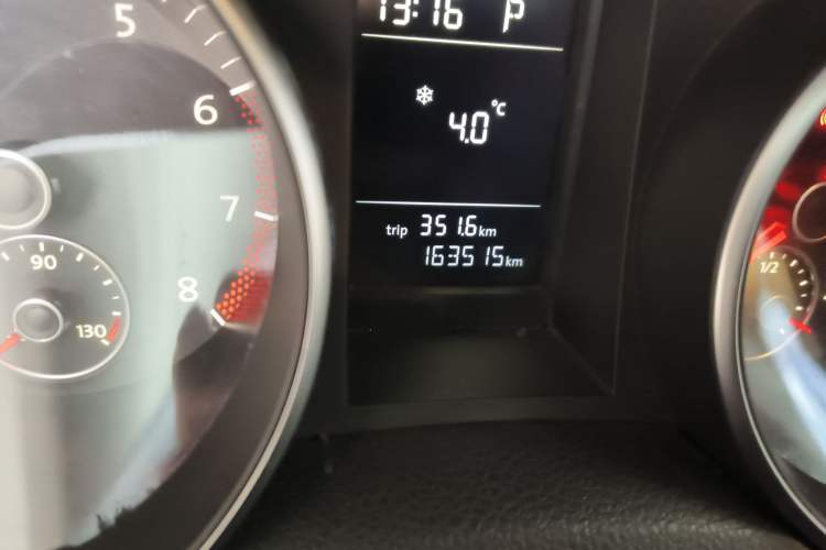 Used Volkswagen Golf 2010 1.6 Automatic Comfort Edition Odometer Close Up