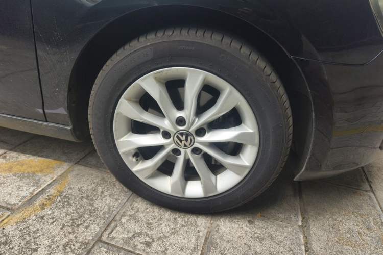 Used Volkswagen Golf 2010 1.4 TSI Manual Comfort Model Right Front Wheel Hub