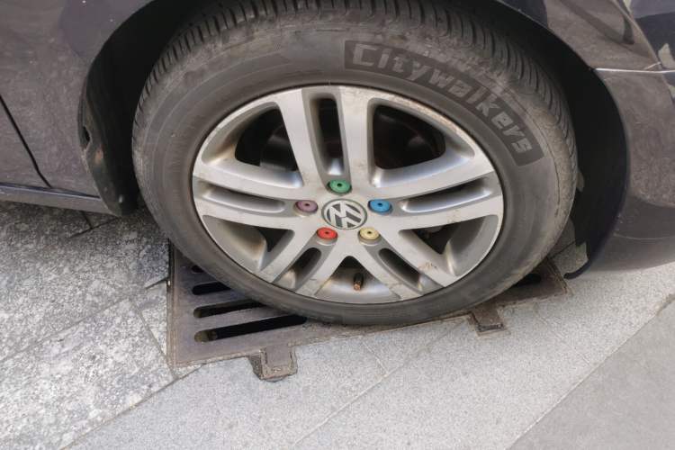 Used Volkswagen Golf 2010 1.6 Automatic Comfort Edition Right Front Wheel Hub