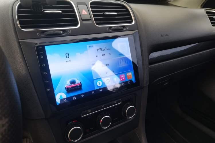 Used Volkswagen Golf 2010 1.6 Automatic Comfort Edition Audio And AC Panel