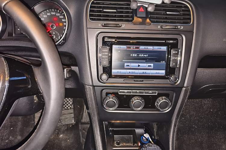 Used Volkswagen Golf 2010 1.4 TSI Manual Comfort Model Audio And AC Panel