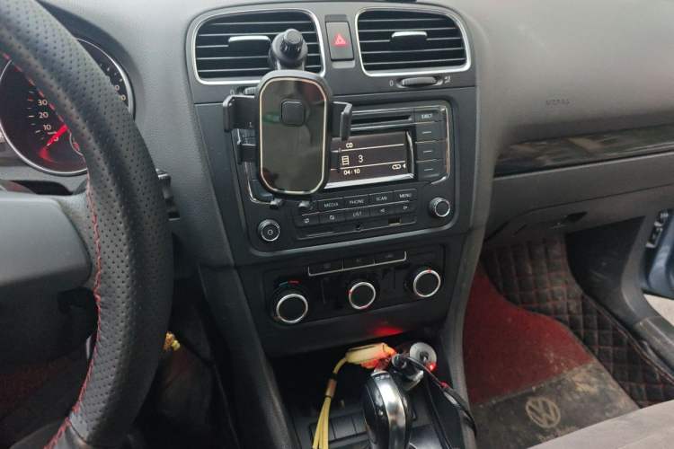 Used Volkswagen Golf 2010 1.6 Automatic Comfort Edition Audio And AC Panel