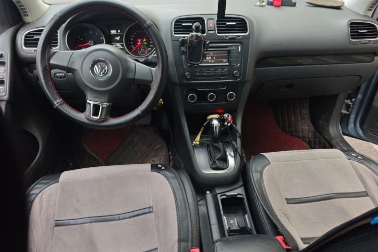Used Volkswagen Golf 2010 1.6 Automatic Comfort Edition Center Console