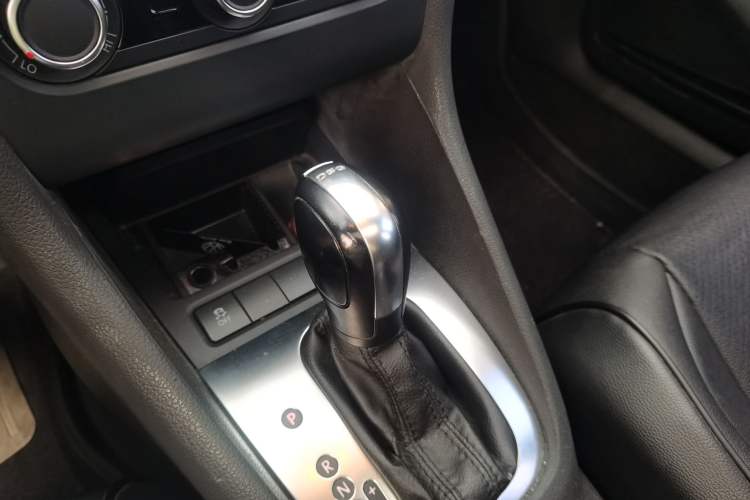 Used Volkswagen Golf 2010 1.6 Automatic Comfort Edition Gear Lever