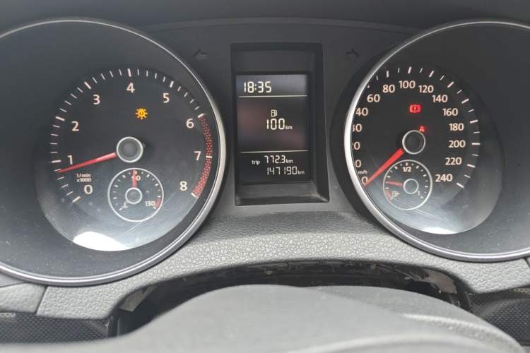 Used Volkswagen Golf 2010 1.4 TSI Manual Comfort Model Odometer Close Up