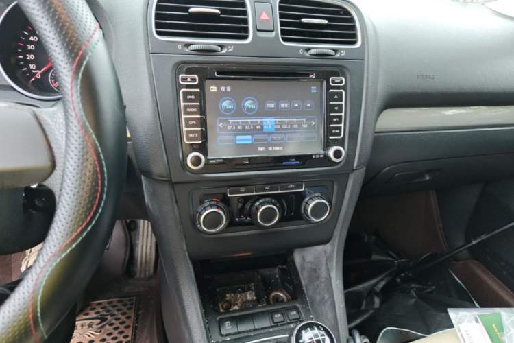 Used Volkswagen Golf 2010 1.6 Manual Fashion Model Audio And AC Panel