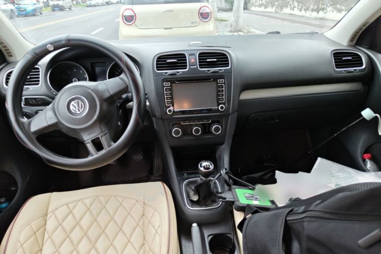 Used Volkswagen Golf 2010 1.6 Manual Fashion Model Center Console