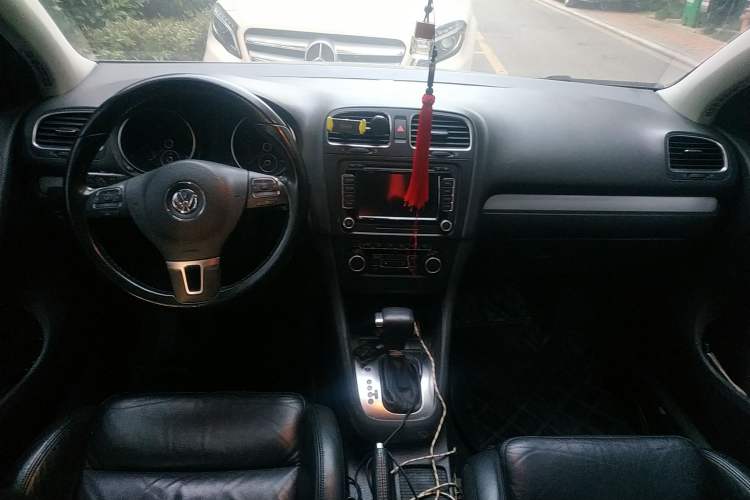 Used Volkswagen Golf 2010 1.4 TSI Automatic Luxury Model Center Console