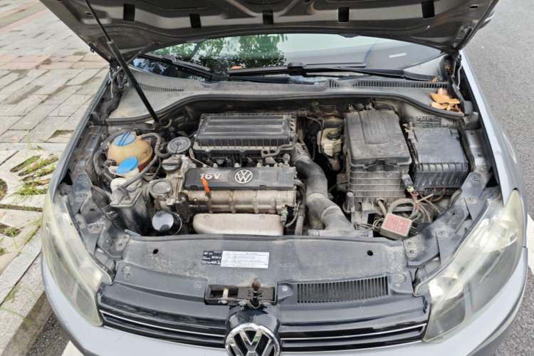 Used Volkswagen Golf 2010 1.6 Manual Fashion Model Engine Bay