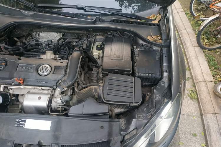Used Volkswagen Golf 2010 1.4 TSI Automatic Luxury Model Engine Bay Left