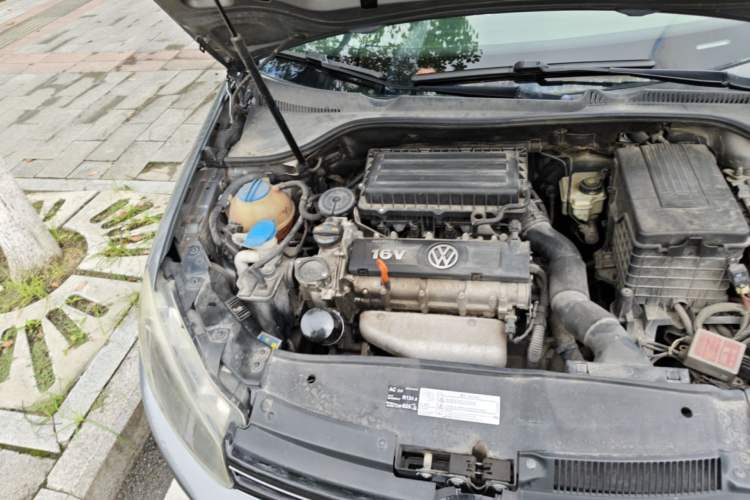 Used Volkswagen Golf 2010 1.6 Manual Fashion Model Engine Bay Right