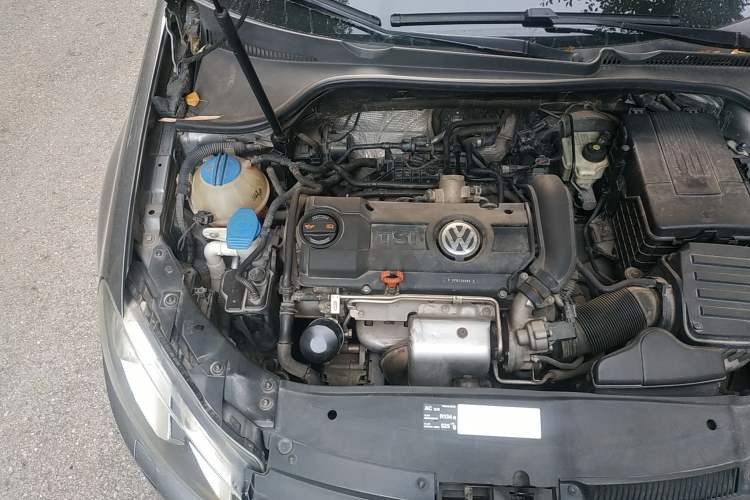 Used Volkswagen Golf 2010 1.4 TSI Automatic Luxury Model Engine Bay Right
