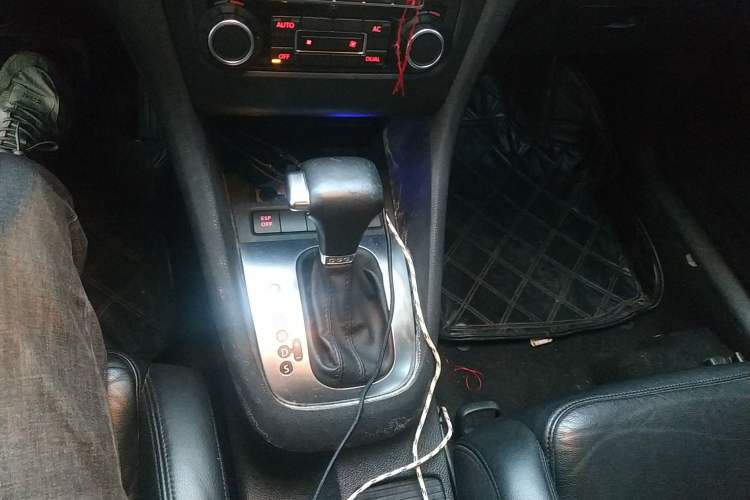 Used Volkswagen Golf 2010 1.4 TSI Automatic Luxury Model Gear Lever