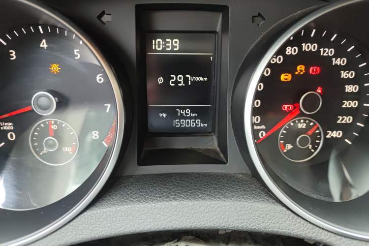Used Volkswagen Golf 2010 1.4 TSI Manual Comfort Model Odometer Close Up