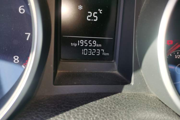 Used Volkswagen Golf 2010 1.4 TSI Automatic Comfort Model Odometer Close Up