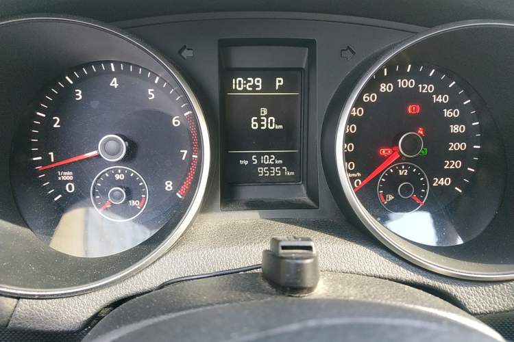 Used Volkswagen Golf 2010 1.4 TSI Automatic Comfort Model Odometer Close Up