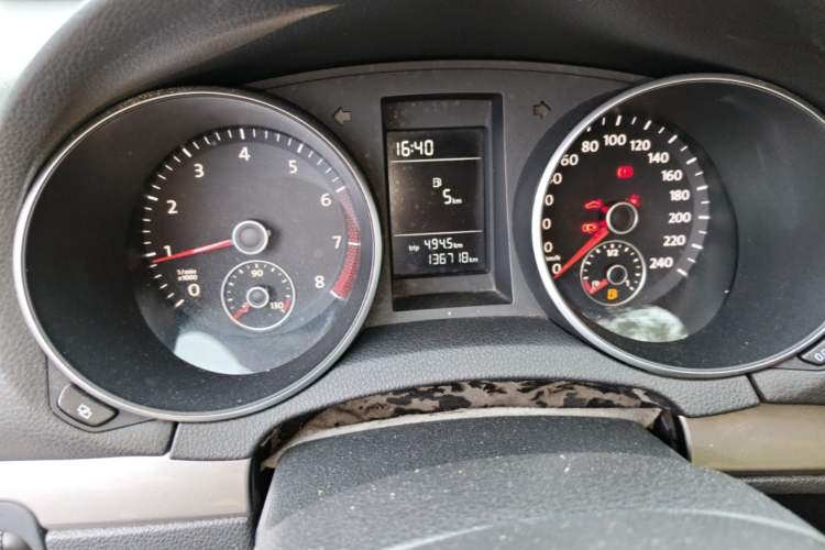 Used Volkswagen Golf 2010 1.6 Manual Fashion Model Odometer Close Up