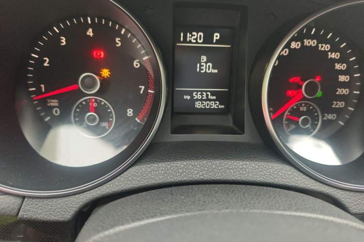 Used Volkswagen Golf 2010 1.4 TSI Automatic Comfort Model Odometer Close Up
