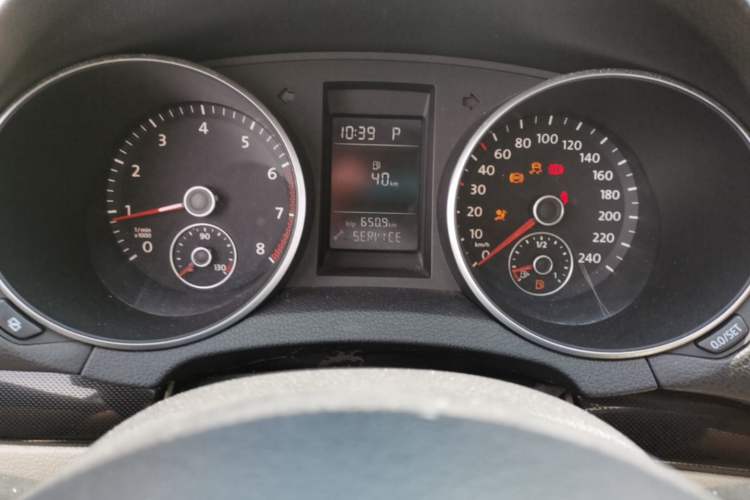 Used Volkswagen Golf 2010 1.4 TSI Automatic Comfort Model Odometer Close Up