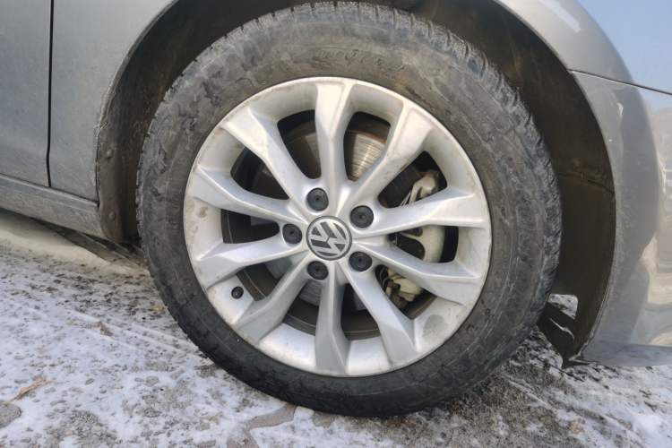 Used Volkswagen Golf 2010 1.4 TSI Automatic Comfort Model Right Front Wheel Hub
