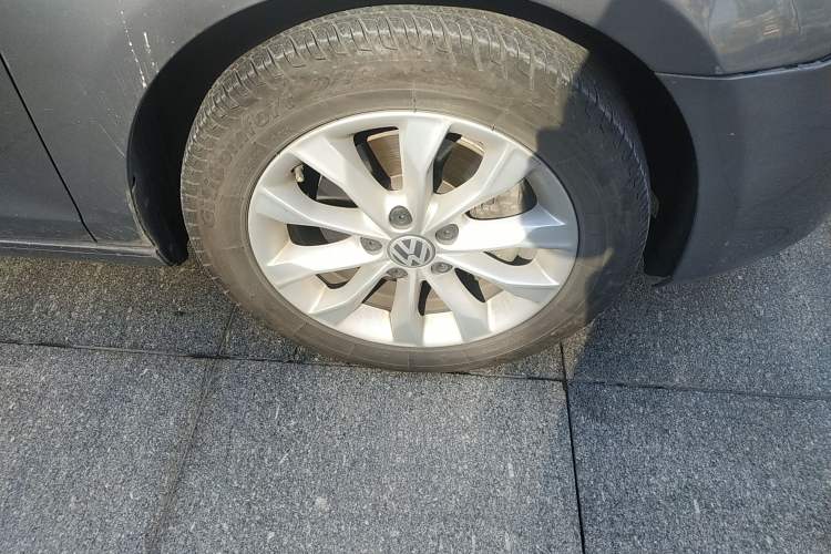 Used Volkswagen Golf 2010 1.4 TSI Automatic Comfort Model Right Front Wheel Hub